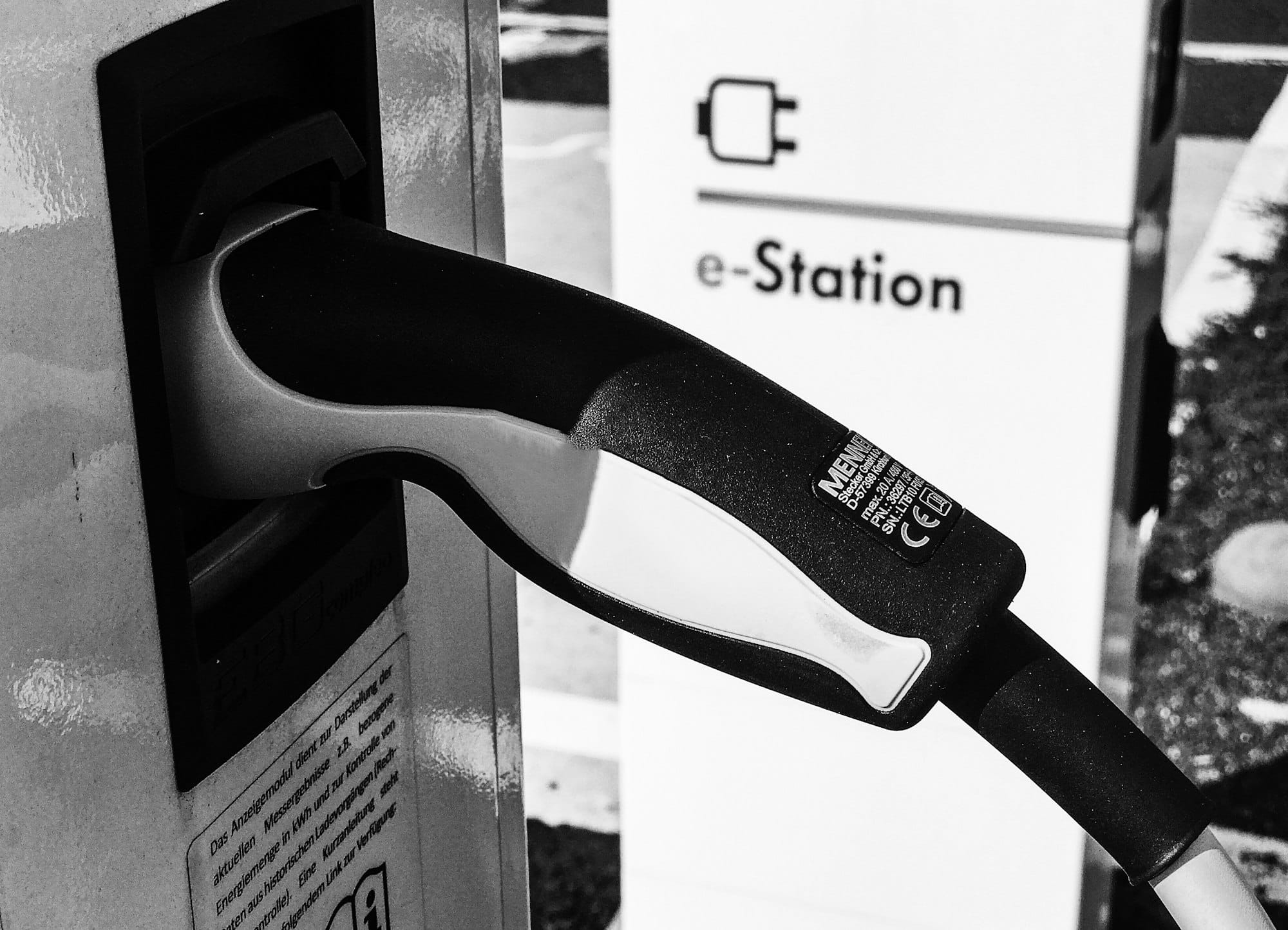 Photo noir et blanc d’une borne de recharge électrique